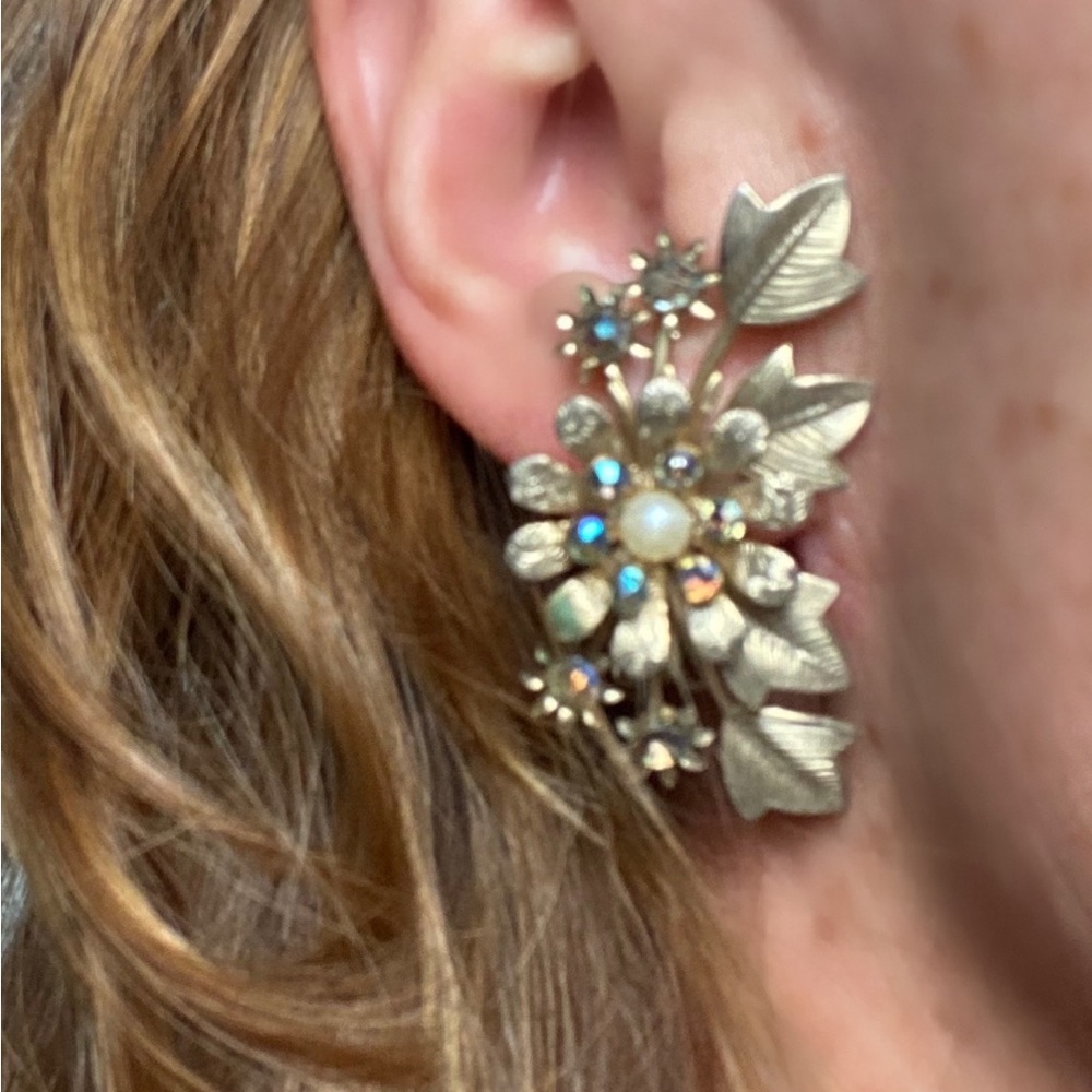 Vintage floral clip on earrings - Picture 4 of 5
